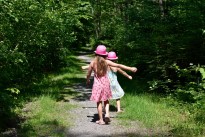personal_human_children_dance_away_nature_out_together-719633.jpg!d